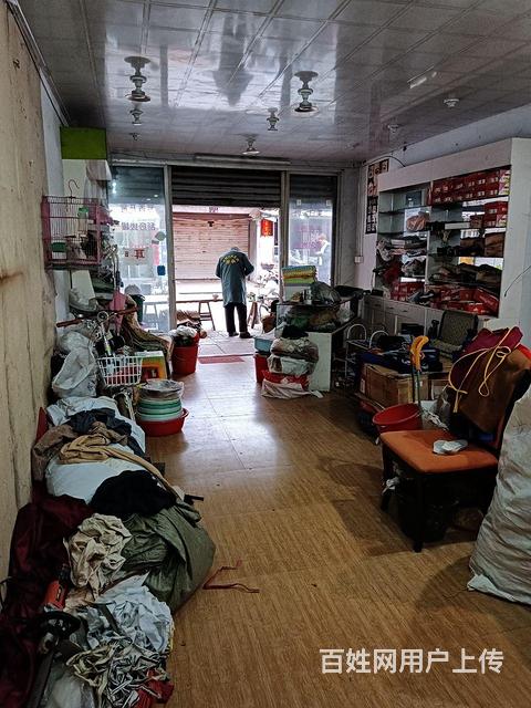 小镇上旺铺出租的图片