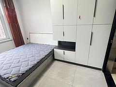 华东逸园小公寓3楼拎包入住空调房，包物业费宽带，家具家电齐全