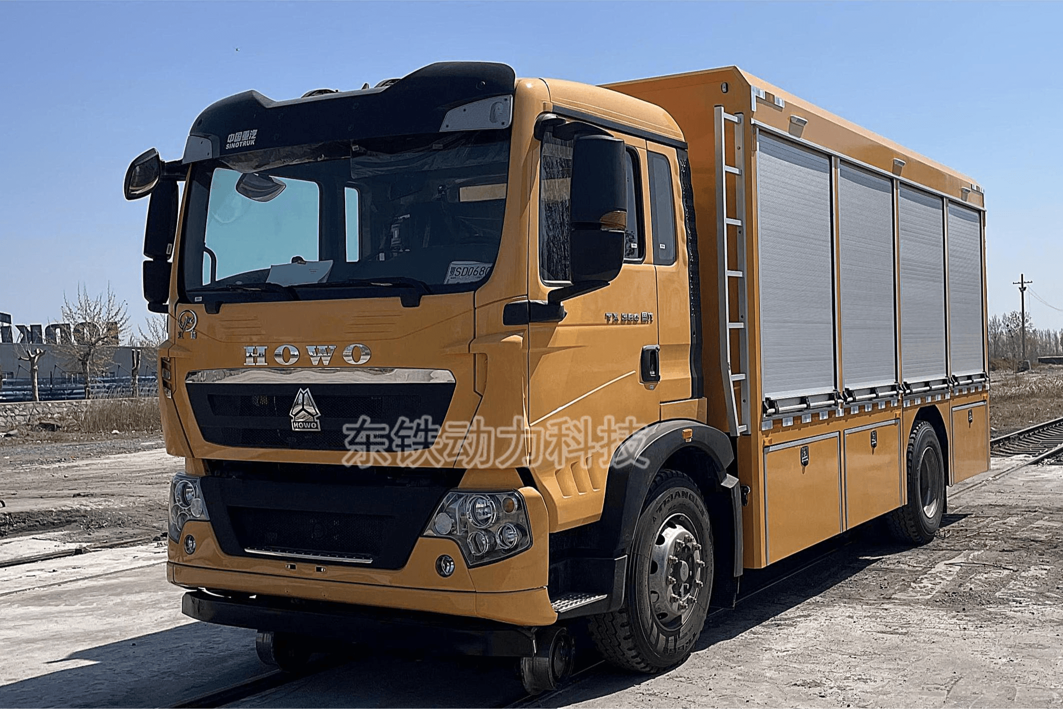 公铁两用救援车