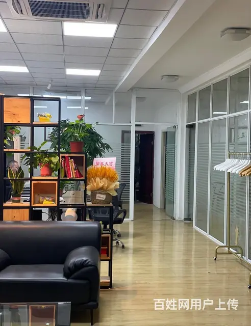 交通方便， 高架边上，周边餐饮 周边商圈成熟。的图片
