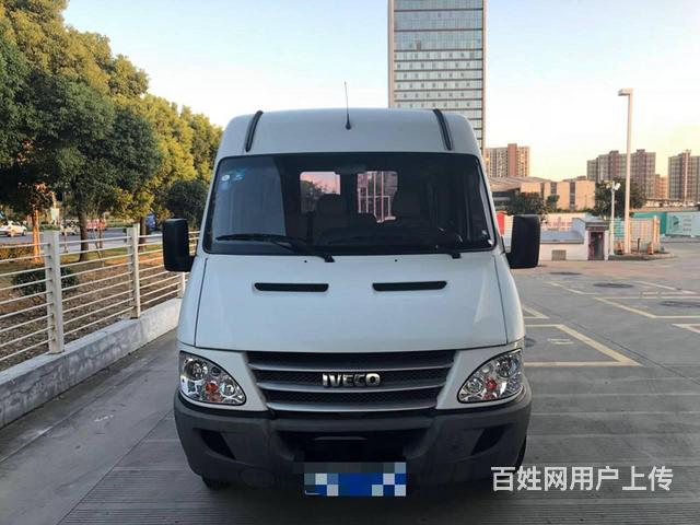 依维柯长轴中顶6座后双胎支持分期首付2万包过户的图片