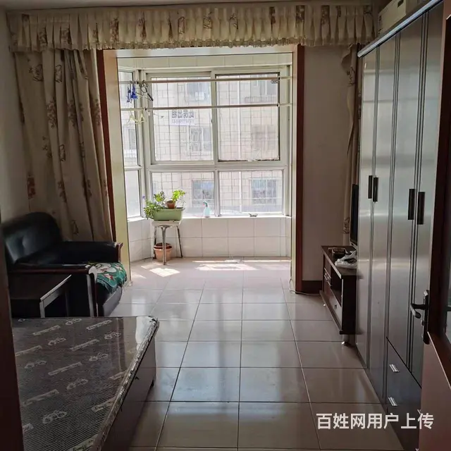 小区干净整洁，二层步梯房，要求年租。一家人正常居住禁止养宠物的图片