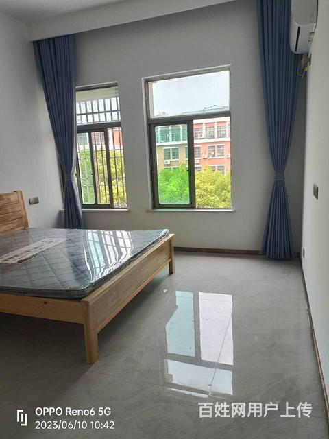 商业街单间 ，一室一卫， 新装修，可以看房。的图片