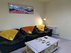 九州松鹤a小区壹百家超市附近拎包入住。