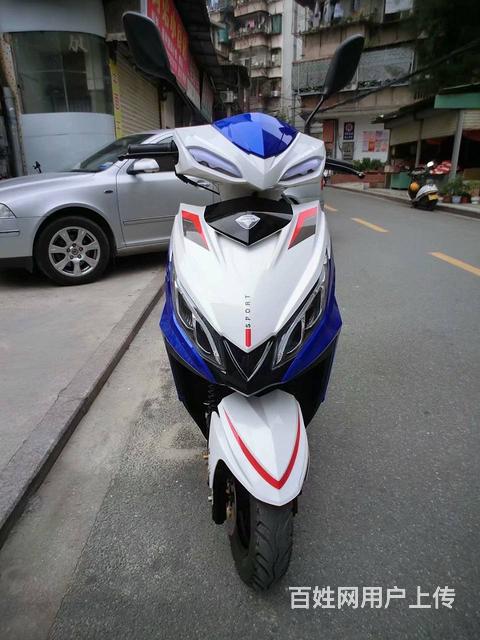 出售新到货2019年宝雕坤豪新款弯刀踏板车,带合格