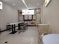 店铺位于贵州省安顺市西秀区学院路，繁华地段，面积50平，纯一