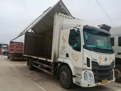 6.8米双飞翼乘龙M3厢式货车