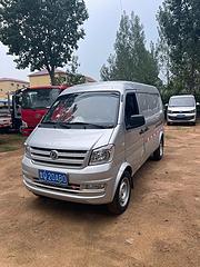 两座货运面包车