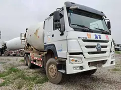 17年二手豪沃搅拌车 大14方 后八轮搅拌车 国四