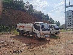 出两辆过审油罐车，5 吨罐！