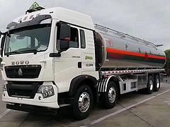 国六荷载20吨重汽豪沃油罐车，铝合金罐体30立方