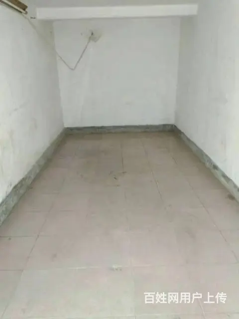 地铁房欣华花园车库.储物间.可做仓库有卷闸门800元的图片