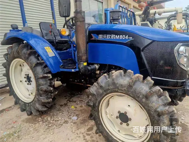 合作社目前多台拖拉机出售的图片