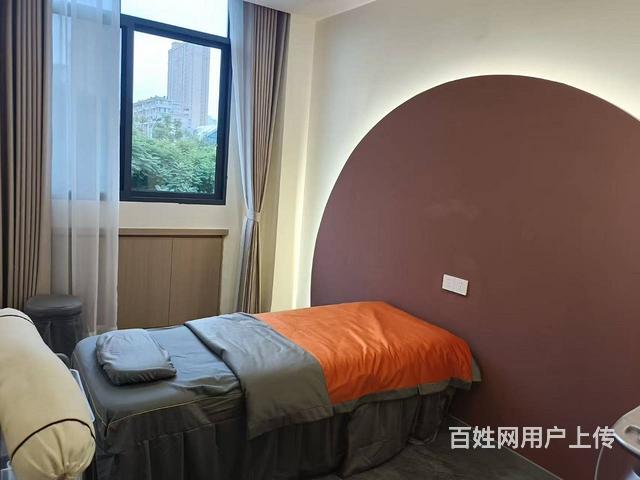 店铺位于兴义五寨安置区，繁华地段，面积240平，租金4000的图片
