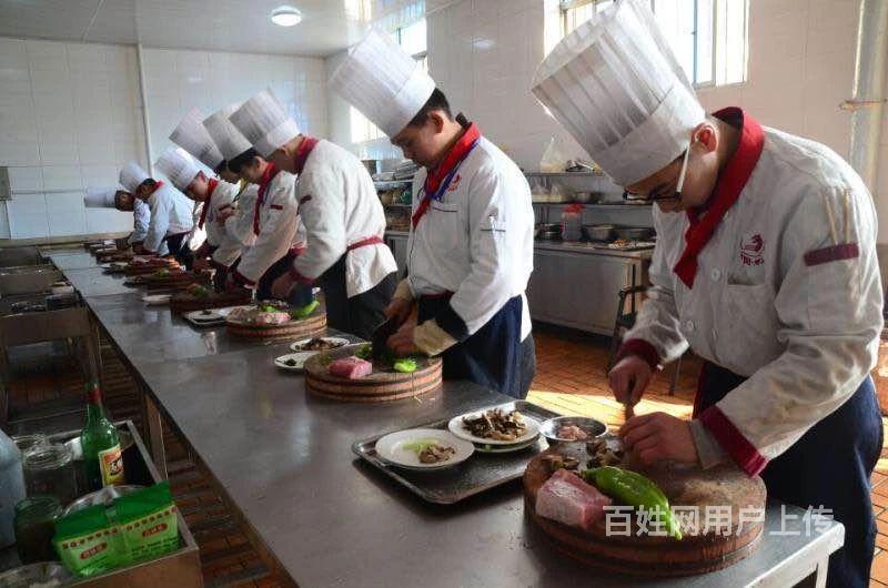 学厨师到保定虎振学校,常年招生实践教学,前景好收入