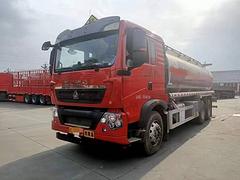 四川乐山户16吨重汽豪沃铝合金油罐车，低价转让