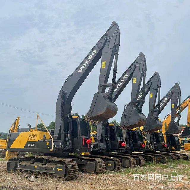 小松、日立、斗山大宇、沃尔沃、山河智能等品牌挖掘机的图片
