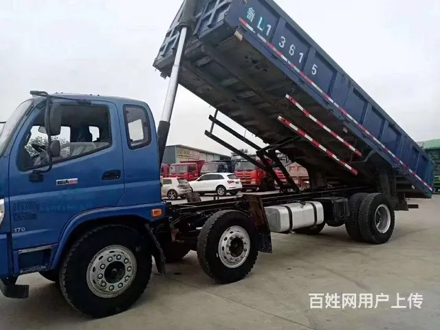 工地完工急转平板后翻自卸车多台的图片