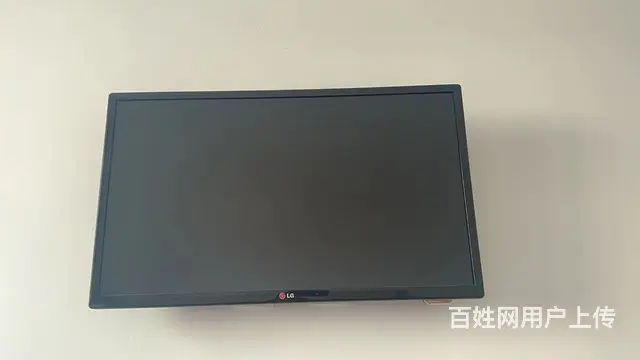 一个沙发，一个茶几，一个21寸电视的图片