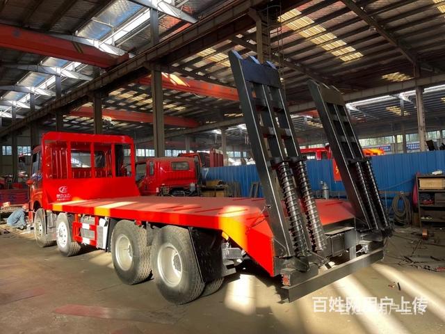 锡柴320马力平板车 前四后八挖机拖车 联系电话多少的图片