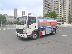 重汽豪沃6.2方5吨油罐车