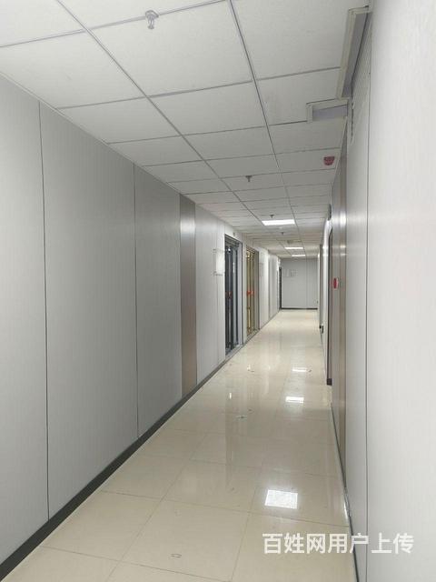 信阳市火车站南广场对面地王大厦精装修写字楼的图片