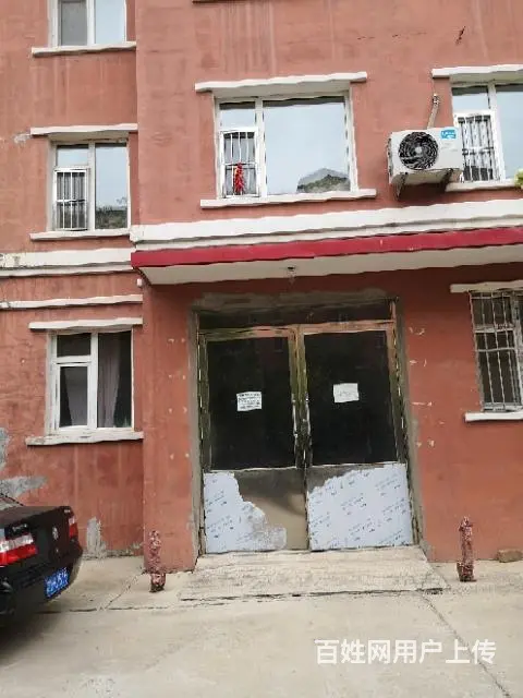 购车库带住宅楼的图片