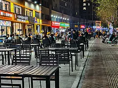 蓝湾国际夜市临街