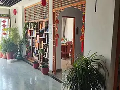 店铺位于盐城射阳县东方绿洲商住小区，繁华地段，面积250平，