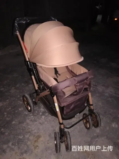 婴儿手推车带遮阳棚带万向轮的图片