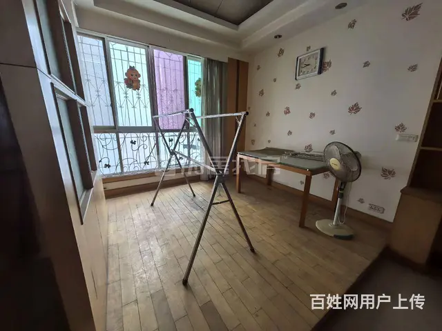 CBD旁小区房  四室两厅 月租1800 随时可以看房的图片