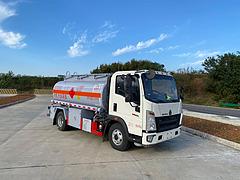 5吨重汽豪沃加油车，厂家特价直销
