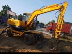 挖掘机轮式75型出租每小时100元。