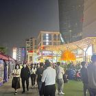 成华区益农菜市场门口。