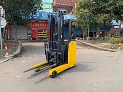 仓储堆高专用二手电动叉车 小松1.5吨二手叉车个人转让