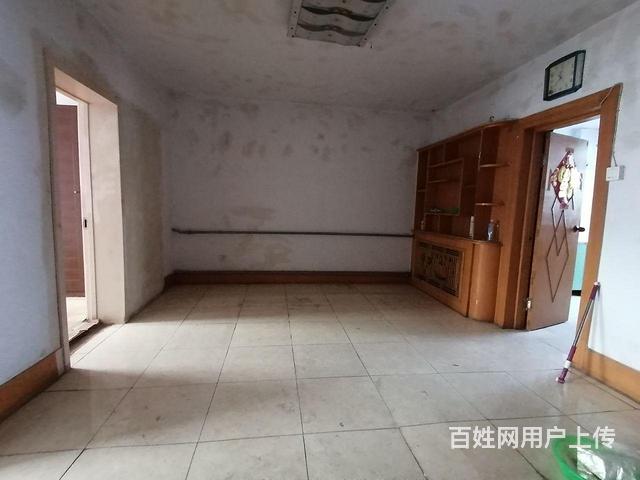 超级便宜新华小学附近四楼77.6平两室一厅双阳格局简单装修的图片