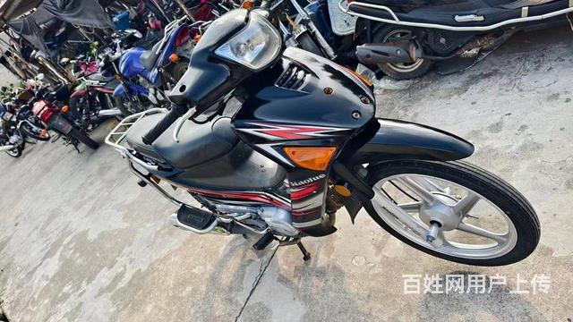 出售二手摩托车的图片