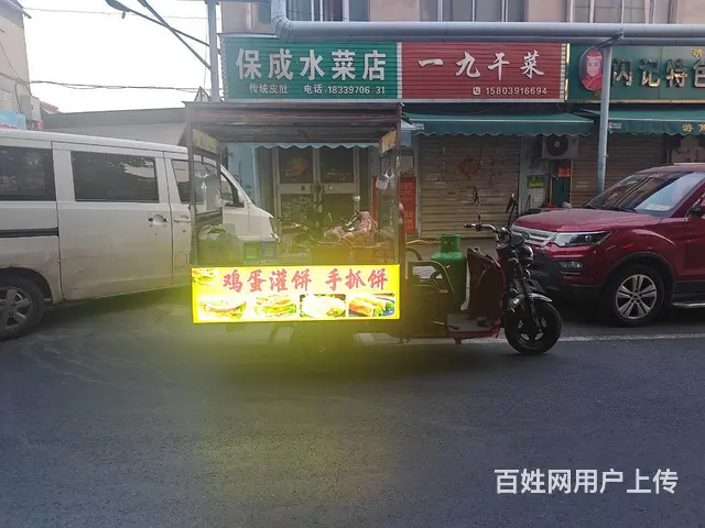 正在使用的全新三轮车连同架子出售的图片