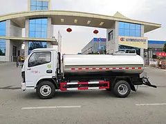 东风5吨鲜奶运输车 奶罐车,玉柴140马力发动机,