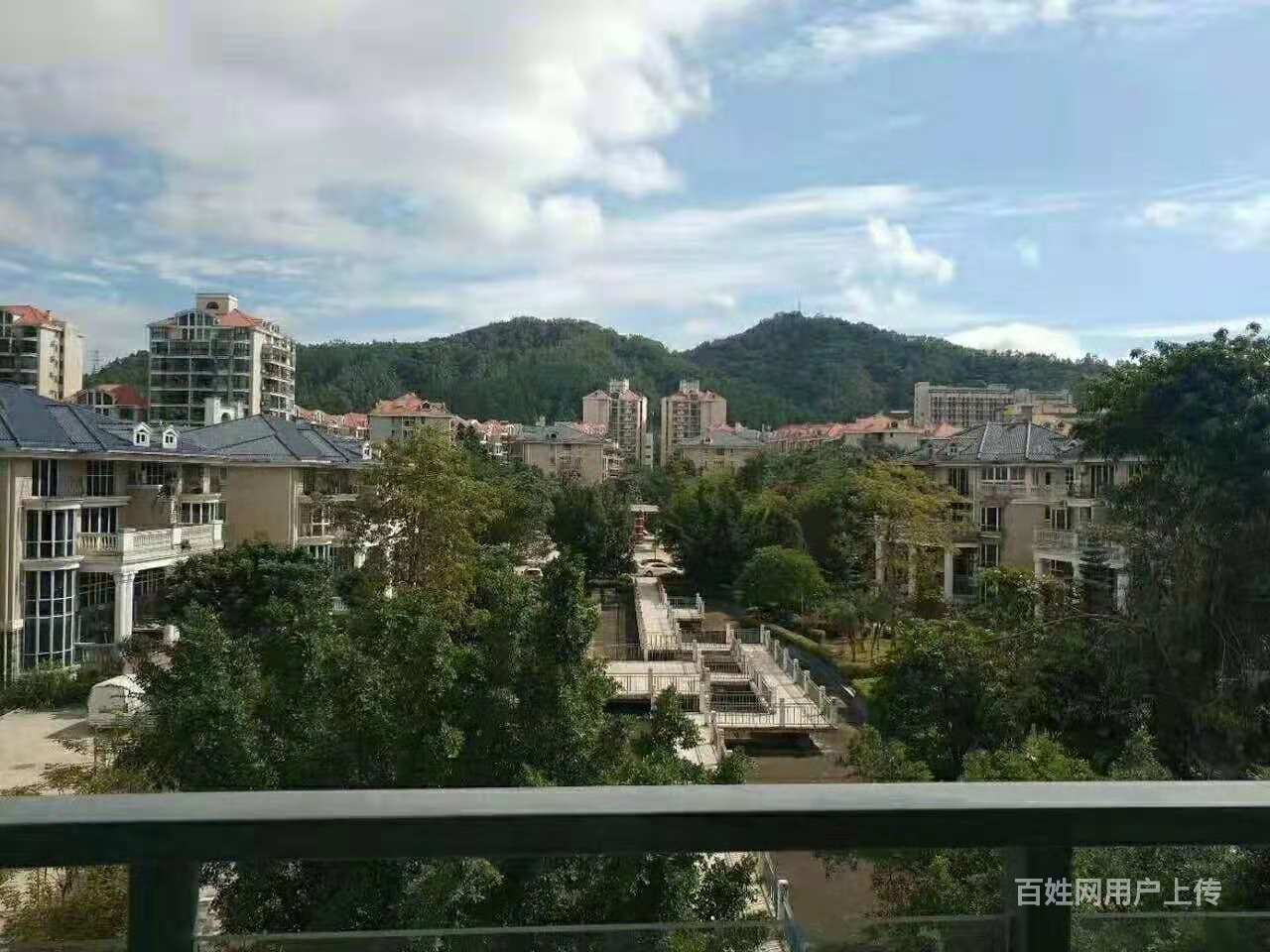 与别墅区为临 横岗荷坳地铁口150米 均价9800