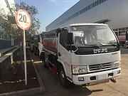 5吨油罐车东风多利卡    流动运油车
