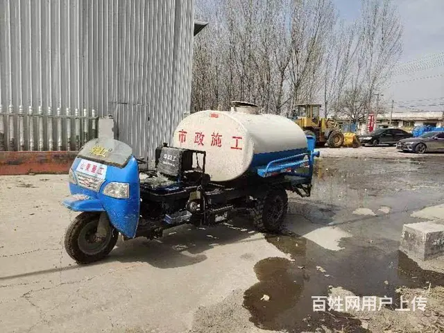 三轮车洒水车的图片