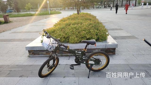 全新的折叠的， 酷的山地车的图片