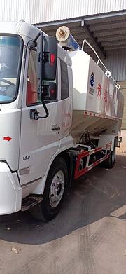 便宜出售17年散装饲料运输车，车况原版