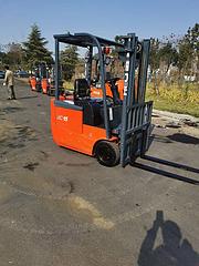 个人合力三支点电动叉车，小体积1.5吨二手叉车