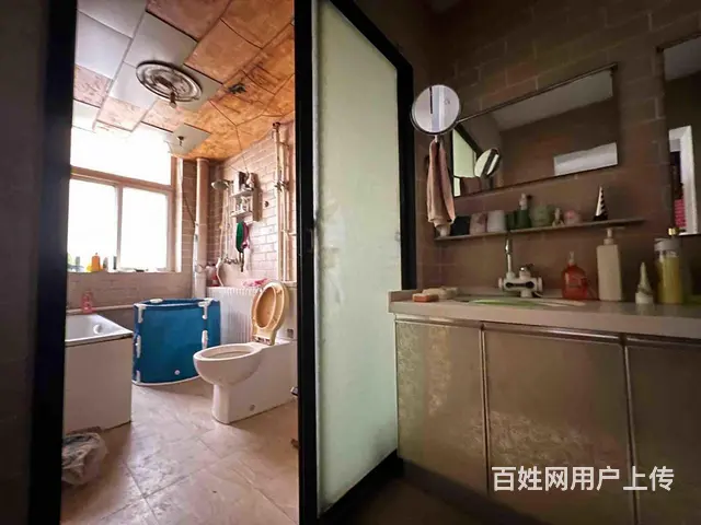 急急 名士华庭 135w一层带院 204平 老证能贷款的图片