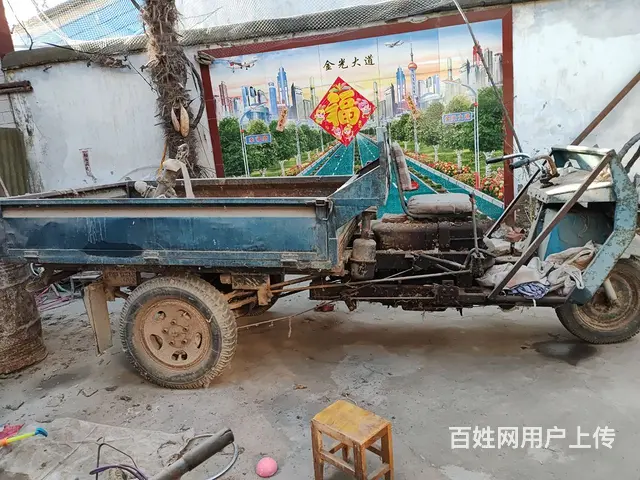 闲置农用三轮车的图片