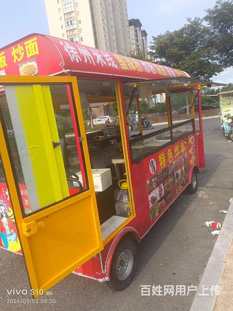 四轮餐车，带冷藏柜的图片