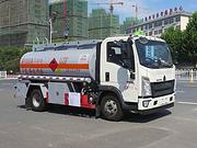 重汽豪沃国六6.2方加油车厂家 标载5吨油罐车