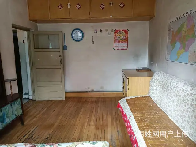南地广裕三道街简单装修步梯3楼 屋内有床衣柜沙发的图片
